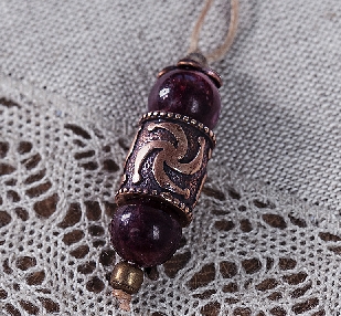 Подвеска «Сила Рода». Бронза. Природный гранат